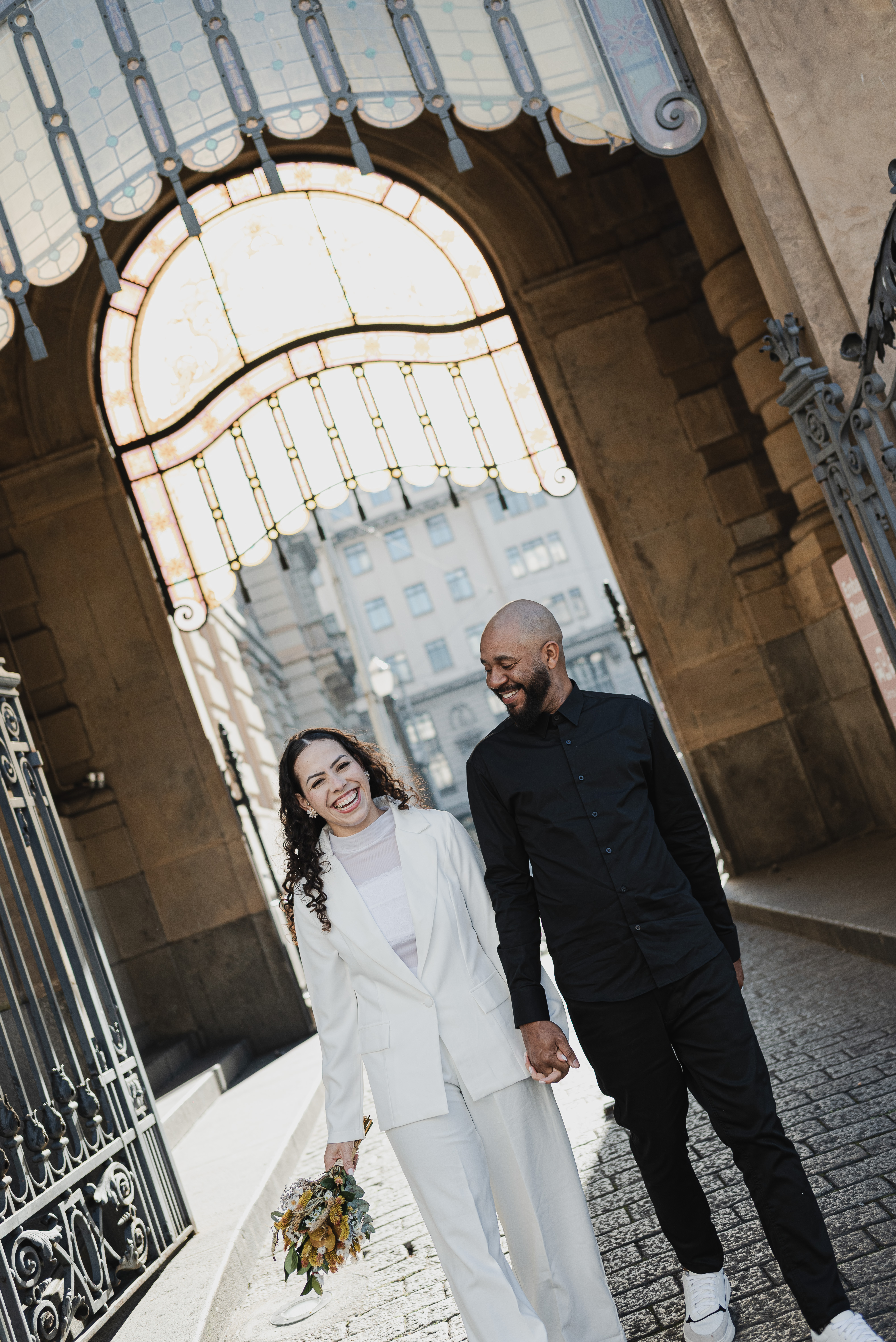 Rony e Nathieli sorrindo durante o ensaio pré-casamento